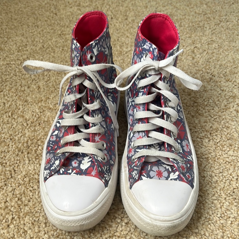 Womens size 6 converse